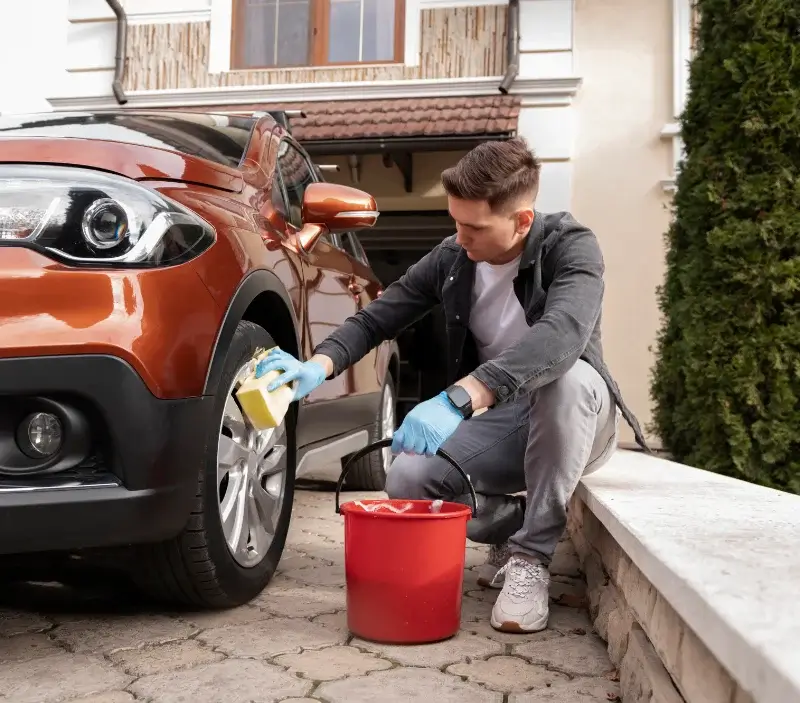 Lavage auto à domicile Estézargues : professionnel intervenant sur un véhicule